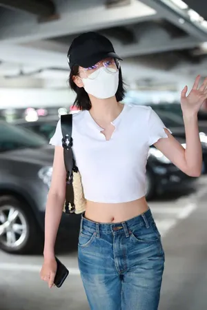 乔欣露脐性感私服机场图片_5