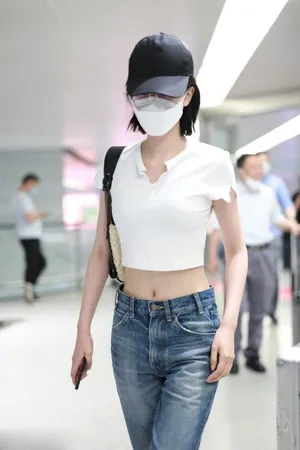 乔欣露脐性感私服机场图片_6