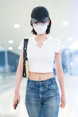 乔欣露脐性感私服机场图片_7