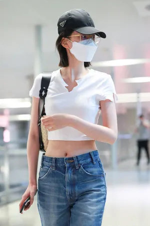 乔欣露脐性感私服机场图片_8