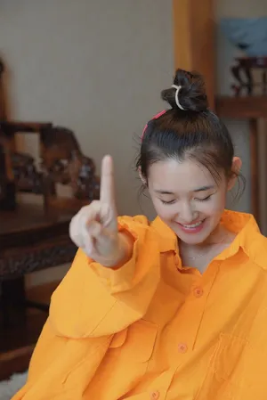 蒋依依丸子头俏皮生活照图片