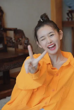 蒋依依丸子头俏皮生活照图片_1