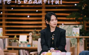 周笔畅黑色西装写真图片