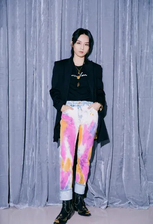 周笔畅黑色西装写真图片_2