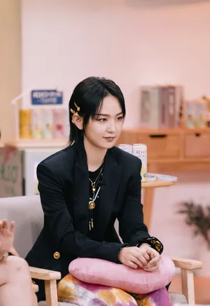 周笔畅黑色西装写真图片_4