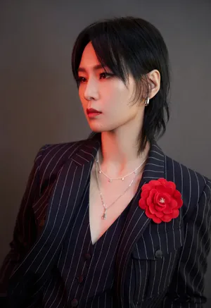 周笔畅格纹西装甜酷写真图片_2