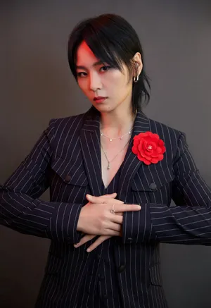 周笔畅格纹西装甜酷写真图片_3