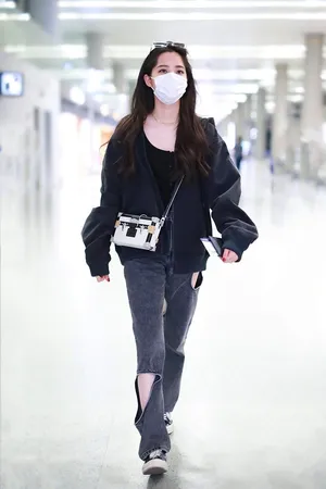 欧阳娜娜破洞牛仔裤写真图片