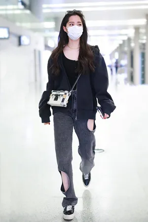 欧阳娜娜破洞牛仔裤写真图片_2