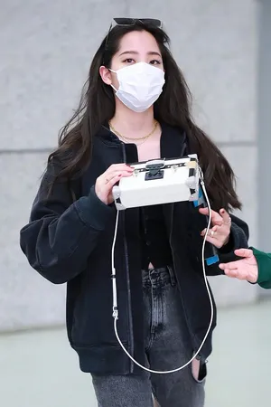 欧阳娜娜破洞牛仔裤写真图片_3