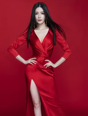 汤晶媚红色礼裙美艳写真图片