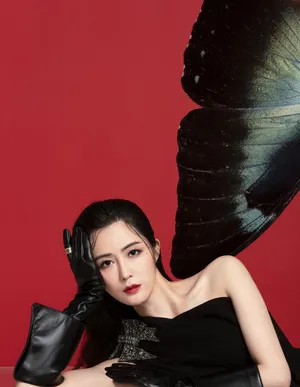 汤晶媚红色礼裙美艳写真图片_2
