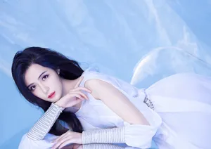 汤晶媚红色礼裙美艳写真图片_3