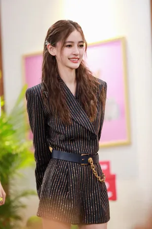 angelababy条纹装综艺剧照图片