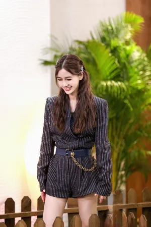 angelababy条纹装综艺剧照图片_2