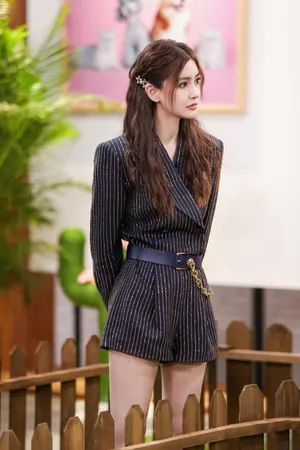 angelababy条纹装综艺剧照图片_4