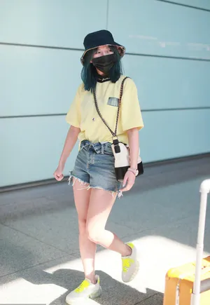 程潇蓝发机场私服照图片_1