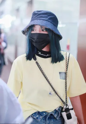 程潇蓝发机场私服照图片_3