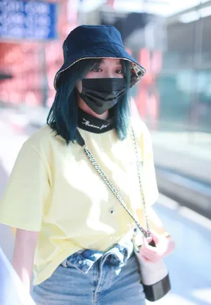 程潇蓝发机场私服照图片_5