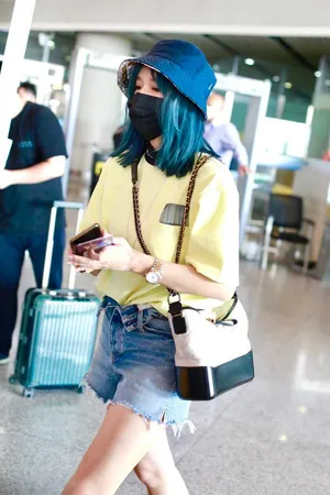程潇蓝发机场私服照图片_6