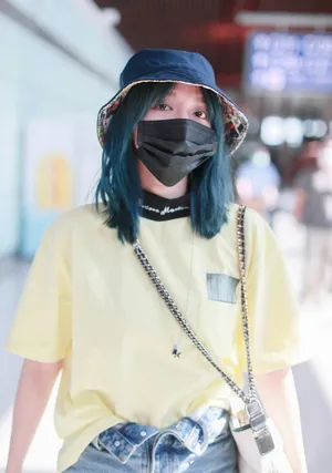 程潇蓝发机场私服照图片_8