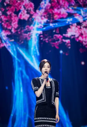 袁姗姗黑色抹胸裙性感舞台照图片_3
