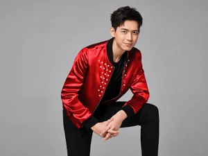 李现红色缎面西装贵气写真图片