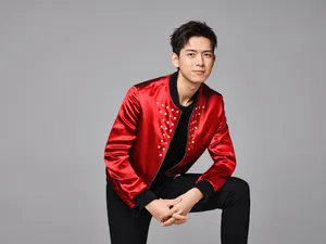 李现红色缎面西装贵气写真图片_2