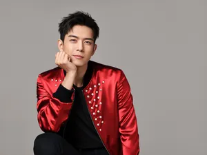 李现红色缎面西装贵气写真图片_5