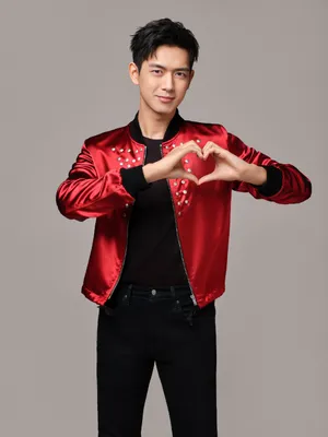 李现红色缎面西装贵气写真图片_7