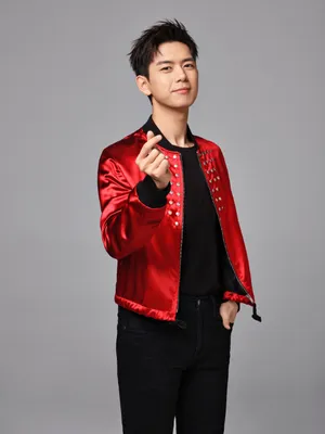 李现红色缎面西装贵气写真图片_8