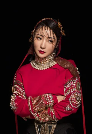 柳岩红衣湿发性感写真图片_7