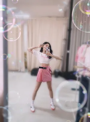 吴宣仪清爽露脐装写真图片