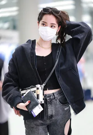 欧阳娜娜黑色系性感街拍照图片_5