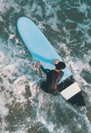 李现海边冲浪写真图片
