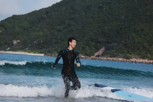 李现海边冲浪写真图片_3