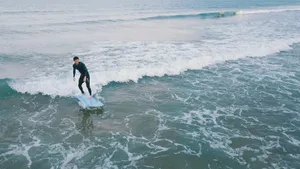 李现海边冲浪写真图片_5