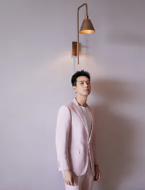 李现粉色西装帅气写真图片