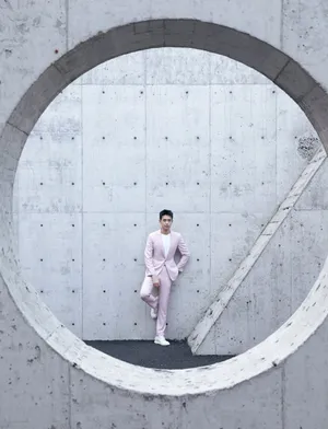 李现粉色西装帅气写真图片_6