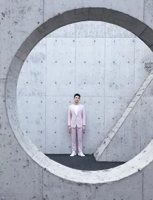 李现粉色西装帅气写真图片_9