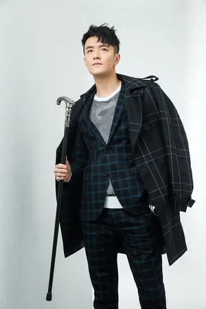 初俊辰摩登儒雅帅气杂志写真_3