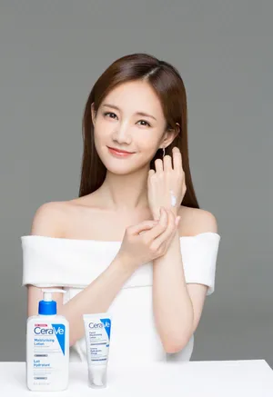 李一桐露肩裙优雅代言写真图片_2