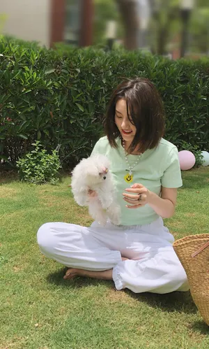 宋祖儿清新俏皮私服街拍图片