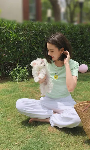 宋祖儿清新俏皮私服街拍图片