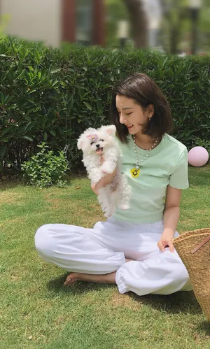 宋祖儿清新俏皮私服街拍图片_2