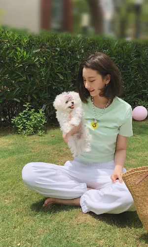 宋祖儿清新俏皮私服街拍图片_3