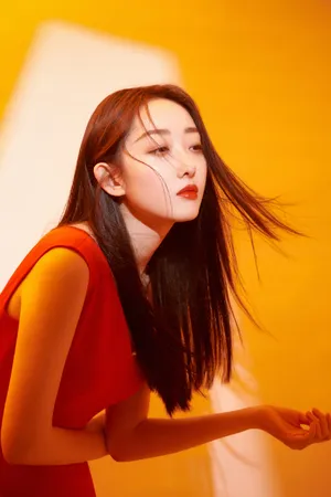 蒋梦婕斜肩裙美艳动人写真图片