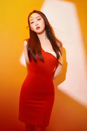 蒋梦婕斜肩裙美艳动人写真图片_5
