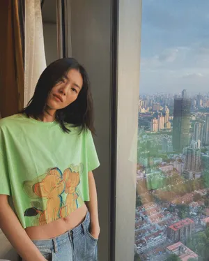刘雯私服窗边居家照图片