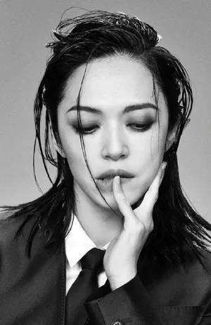 姚晨湿发熬夜妆性感写真大片